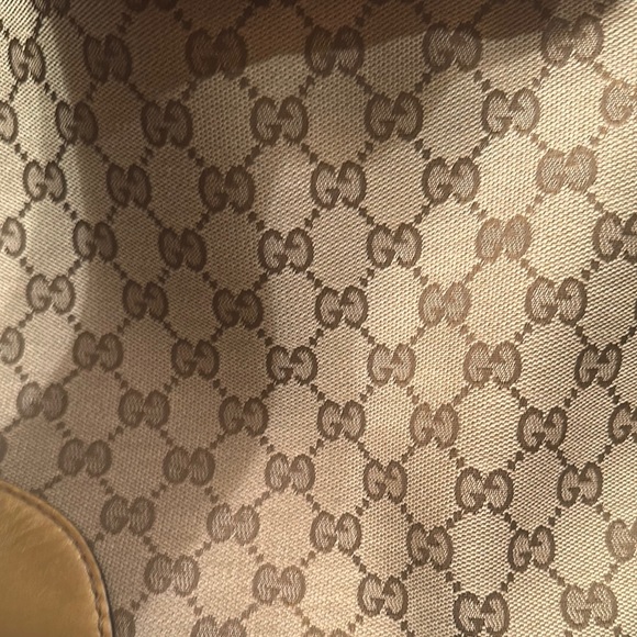Gucci Cream and Gold Shoulder Bag with Iconic Design - Picture 7 of 14